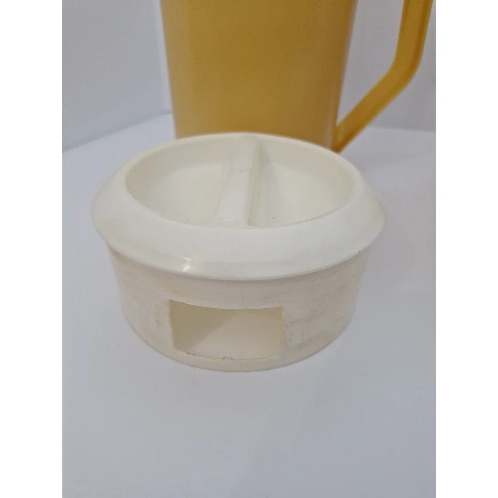 Vintage RUBBERMAID 2 1/4 Quart Pitcher Gold w/ White Lid J-2445 